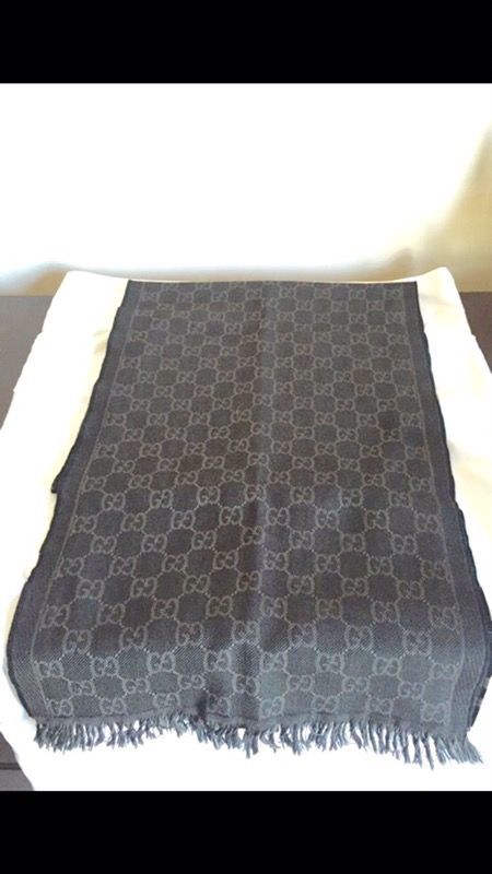 Gucci Scarf in black- reversible GG print