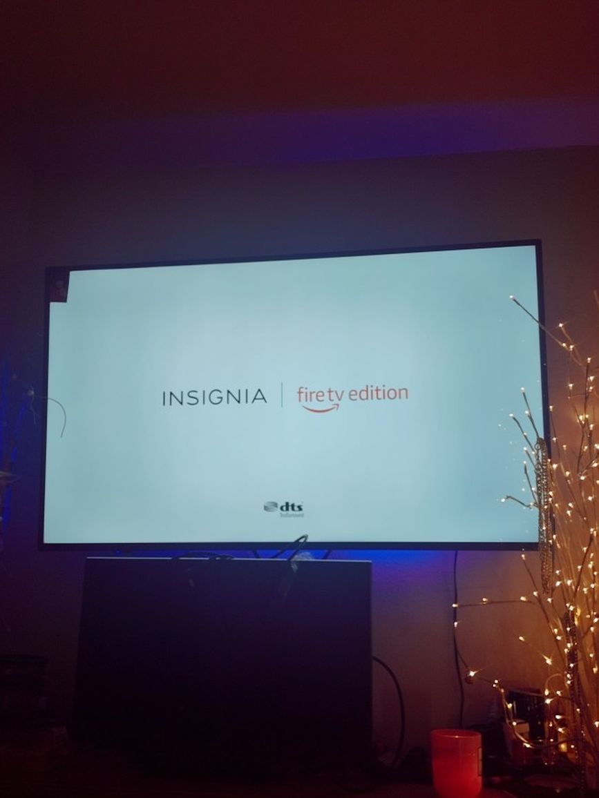 60 Inch SMART Tv (( Insignia ))