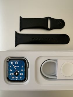 Apple Watch Series 4 44MM with 4 bands