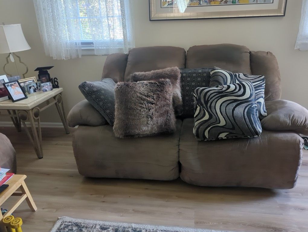 6 Brand New Pillows
