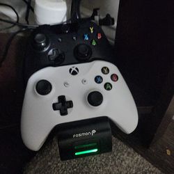 XBOX 360, 2 CONTROLLERS WITH WIRELESS CHARGER AND A10 HEADPHONES 