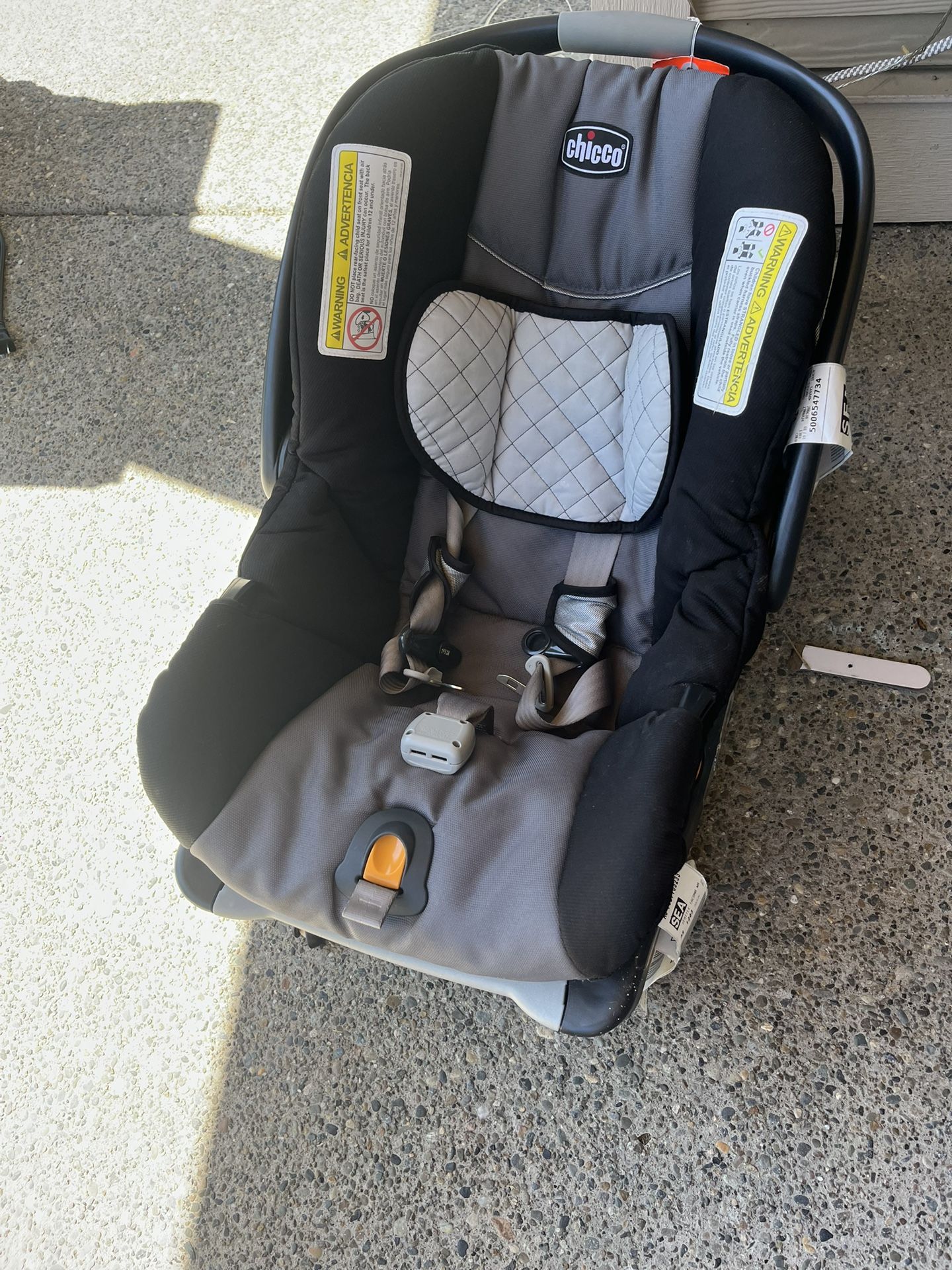 Infant Chico keyfit car seat with base