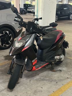 Title: Aprilia SR 50 Scooter – Great Condition – Clean Title