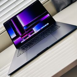 Apple MacBook Air 15.4-inch M2 Chip, 8gb, 256GB SSD 100% Battery Health! Paid $1350 Asking $850