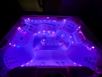 Hot tub - HotSpring ***Local Delivery Included*** 7-8 Person ** Audio/Bluetooth**