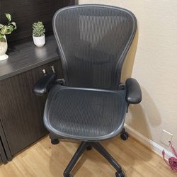 Herman Miller Aeron Classic – Size C – Adjustable Arms – Black