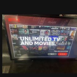 32 Smart TV Vizio W Wall Hanger Excellent Condition 
