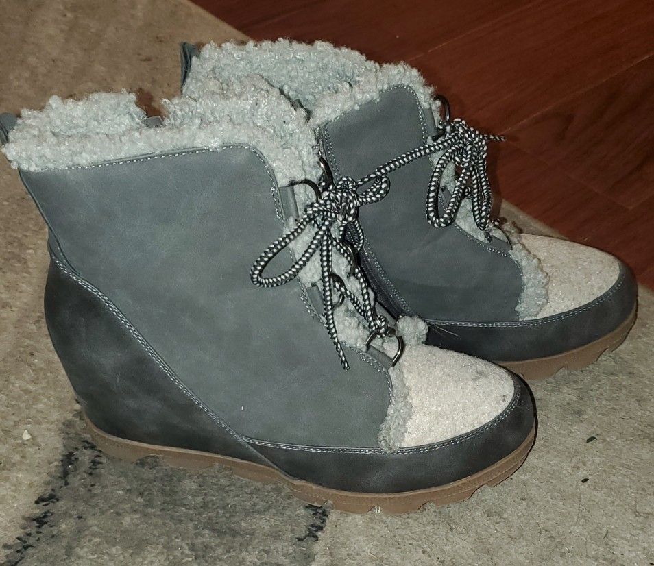 Women's wedge snow boot Size 8.5