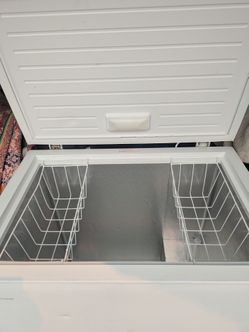 Vissani Chest Freezer with Wire Baskets