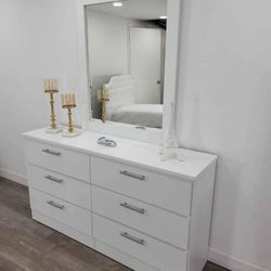 Dresser With Mirror // Cómoda Con Espejo 