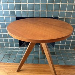 Tripod dining table