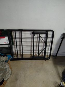 Twin size frame bed read the read the description below