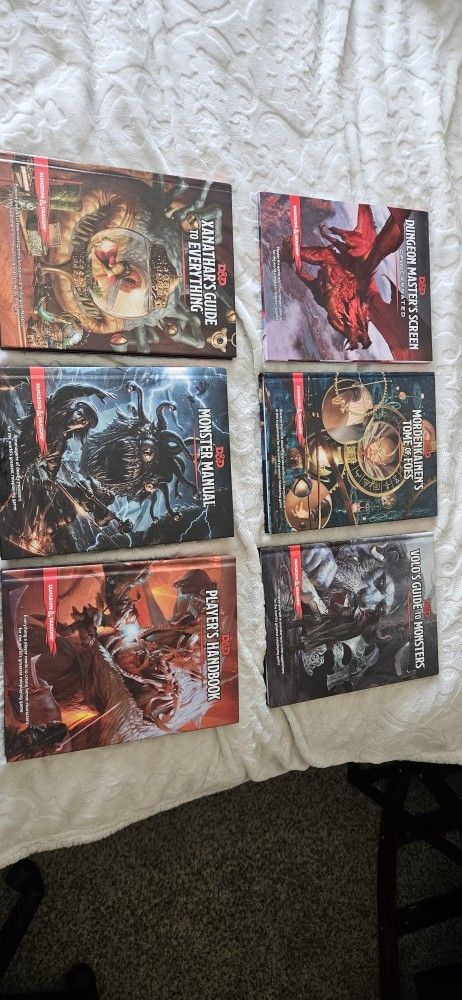 5 Dungeons & Dragons LIKE NEW Books. Includes a Dungeon Master's Screen