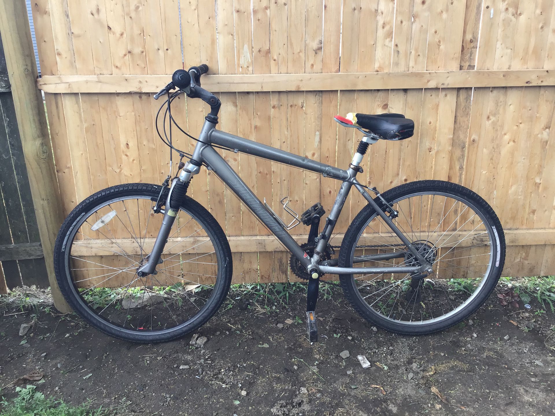 26 inch specialized Expedition Hybrid Mountain Bike (sun tour shocks equipped)