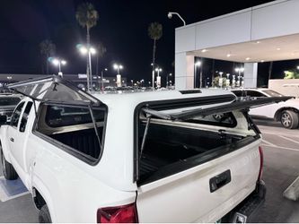 Toyota Tacoma 6ft long bed camper shell