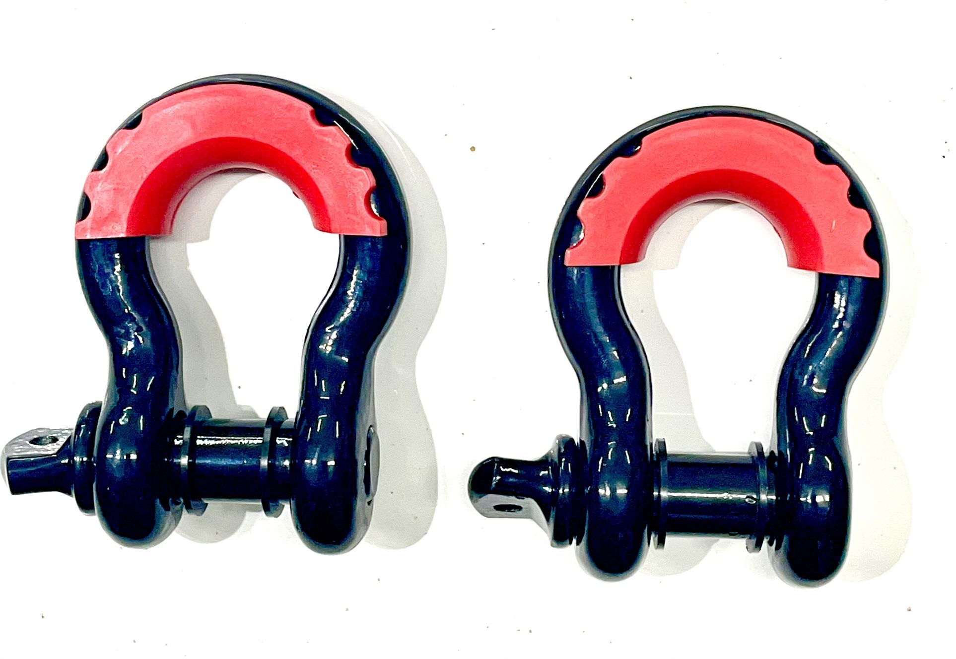Black 3/4 D-ring shackles with red isolators