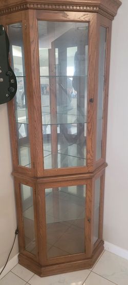 Curio cabinet lighted