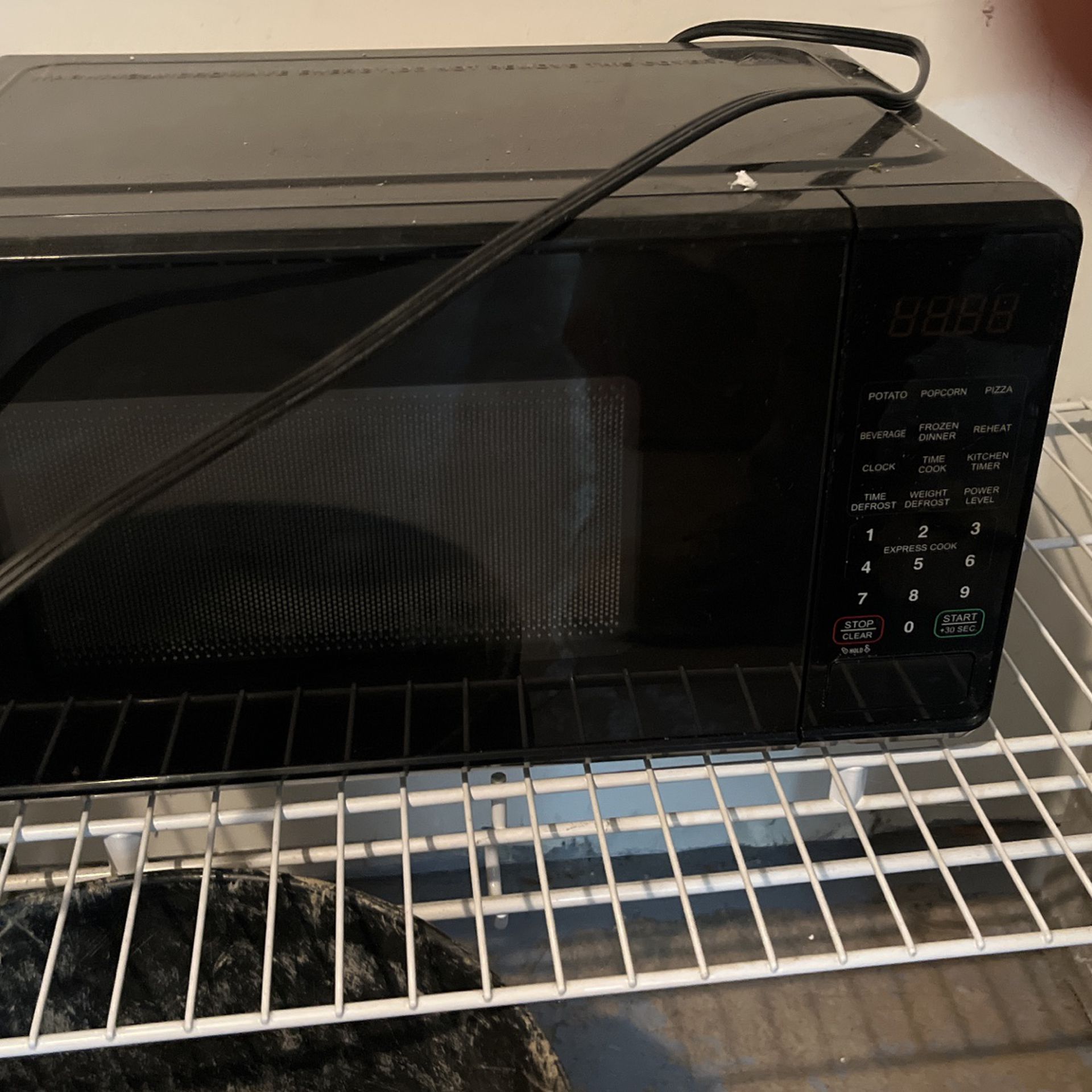 Farberware Classic 700-Watt Microwave Oven for Sale in Las Vegas, NV -  OfferUp