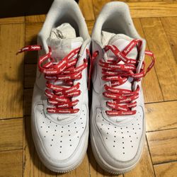 Selling Nike airforce & Supreme White size 9 no box