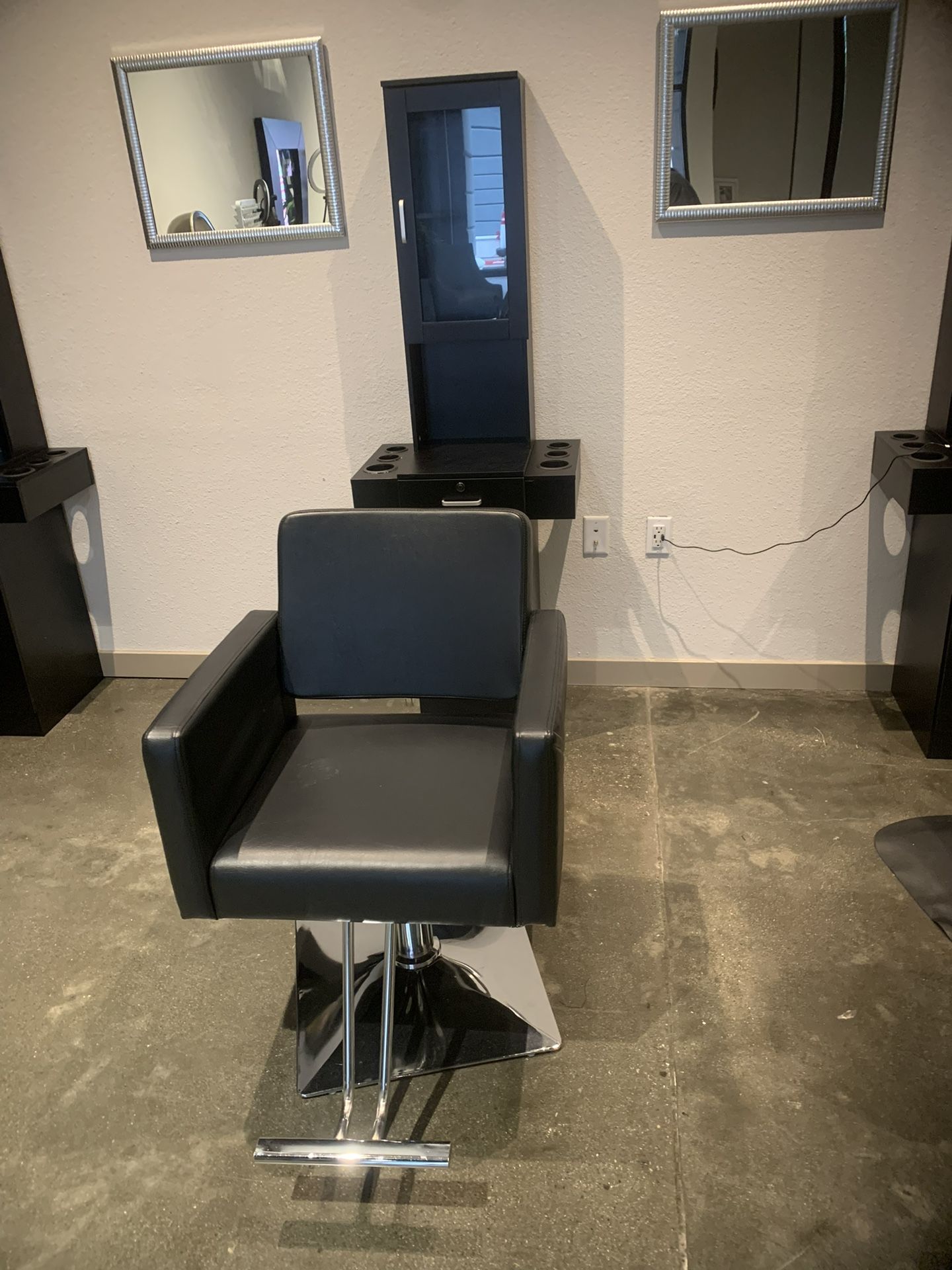 Salon Chair And Station