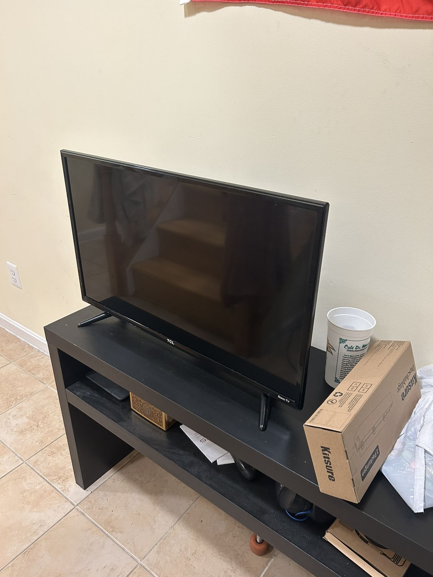 TCL Roku Smart TV - 32”