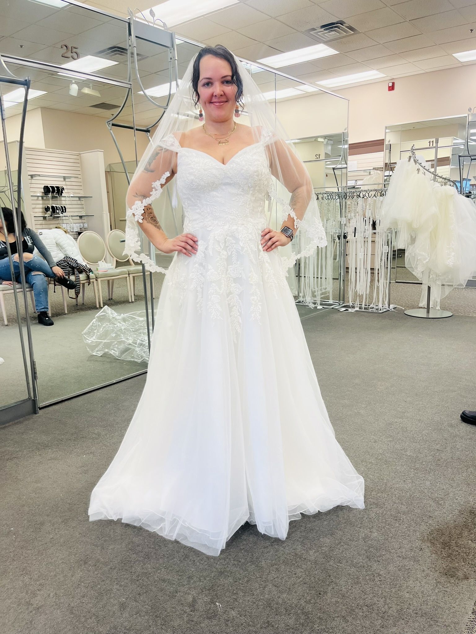 Wedding Dress $850: Oleg Cassini ( David's Bridal ) Size 16