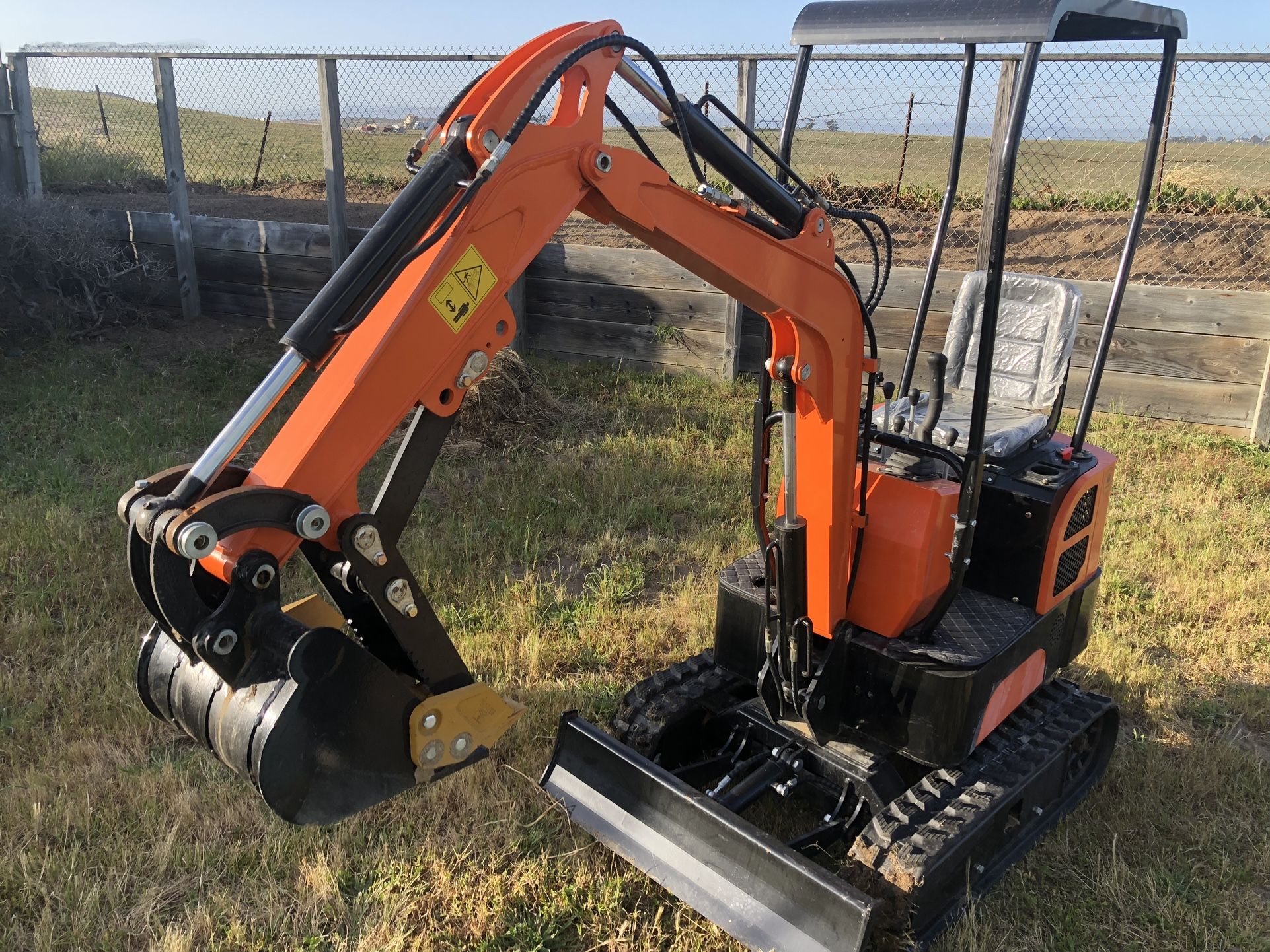 New Mini Excavator 39 Inches Wide 15HP Breaker And Auger Available