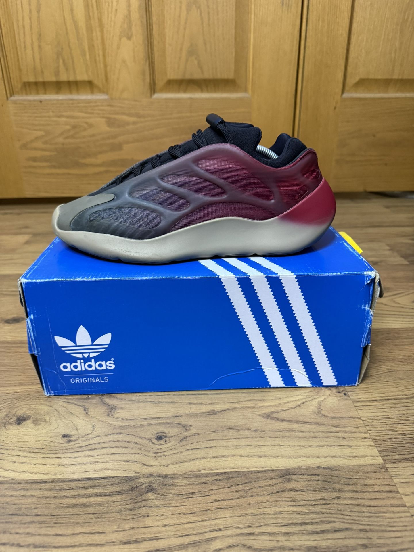 Yeezy 700 V3 “Fade Carbon” Size 8M