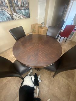 Table w/chairs