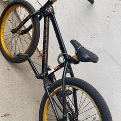 Selling Black And Gold Se 24in 