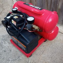 Excellent Condition Craftsman 125 PSI 4- Gallon Portable Air Compressor 