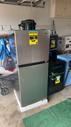 Refrigerator with top freezer