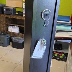 52IN. TALL INTELLIGENT ELECTRONIC SAFE 
Pick up available. 
New.
Two ways to open.
-personal code.
-key to open
52in x 12in