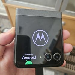 Flawless Boost Mobile Motorola Moto Razr 5g 256gb FLIP Phone 2024 