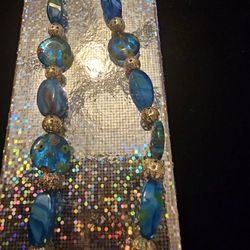 $15.00 - Gorgeous Necklace & Dangling Earings Set, Handcrafted!  Stunning Accents & Blue Colors!  Like New Condition In Gift Box!