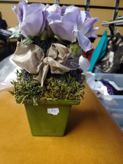 Artificial spices in small crate box decor