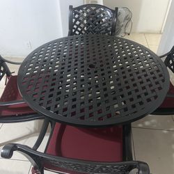 5 Pieces Patio Table Set Like New 
