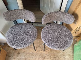 Set of 2 Modern Dining/Accent Chairs – Grey Bouclé Fabric with Metal Legs.      Set de 2 Sillas Modernas de Comedor/Acento – Tela Bouclé Gris con Pata