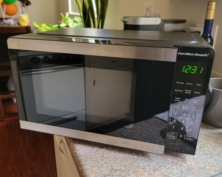 Hamilton Beach 0.9 Cu ft Countertop Microwave Oven, 900 Watts, Stainless