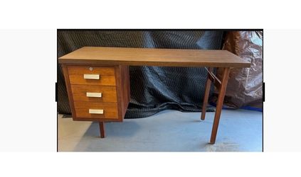 Vintage Mid-Century Modern Walnut Desk attributed to the Alma Desk Furniture Co. – c. 1960s – Exceptional Condition