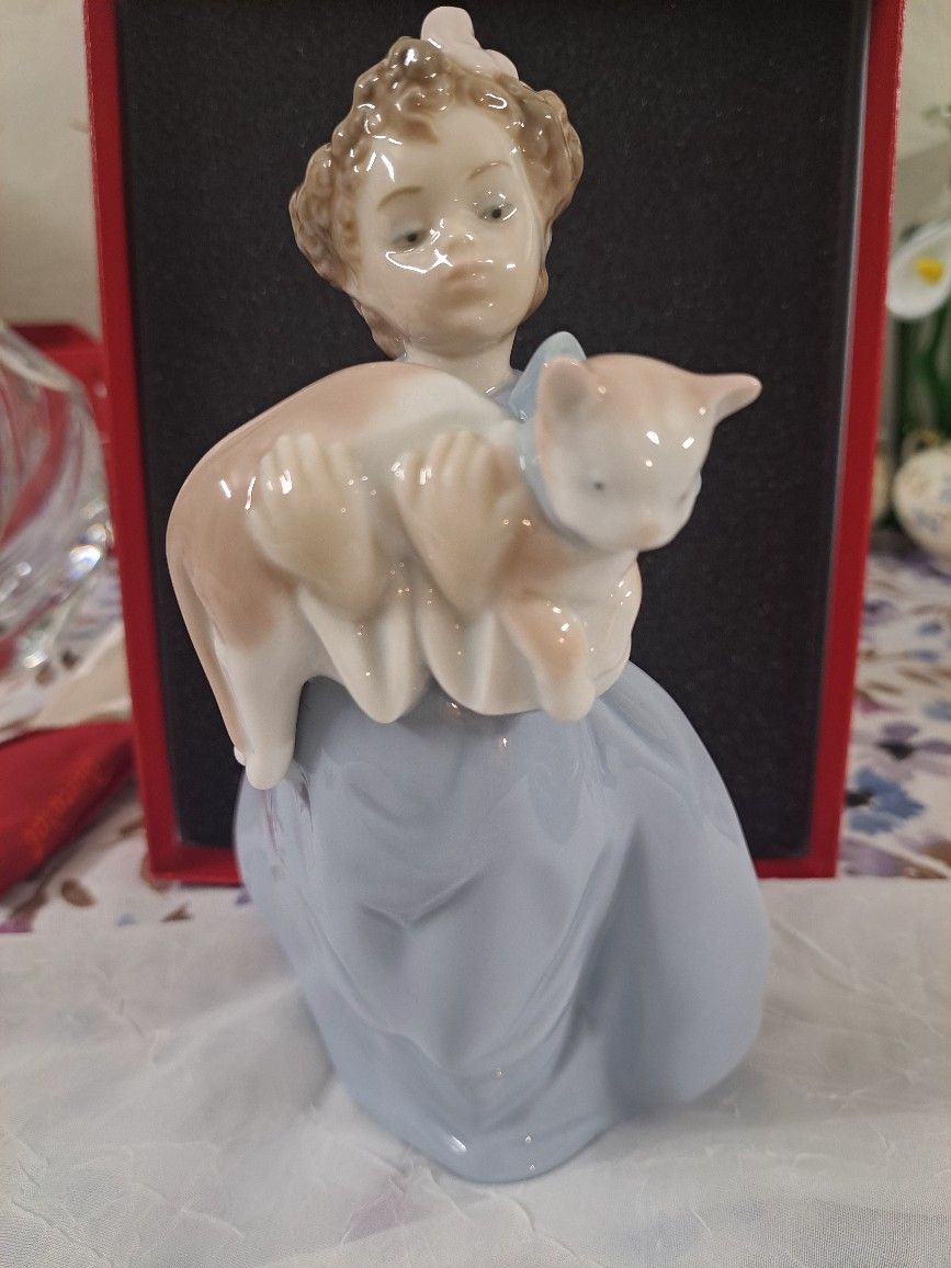 Lladro My Chubby Kitty 6422 Girl with Cat Figurine RETIRED