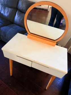 Makeup vanity