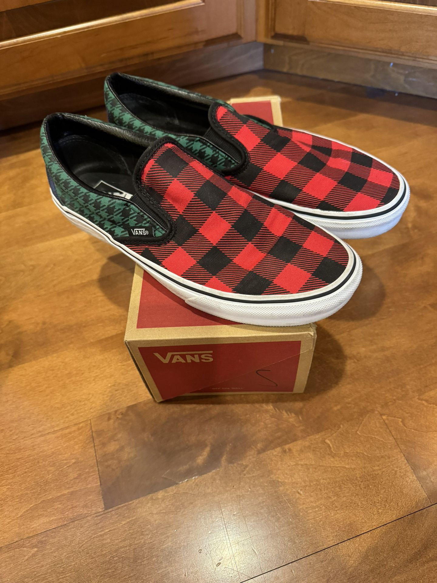 Woman’s Vans Plaid Slip On Shoes Unisex Shipping Avaialbe 