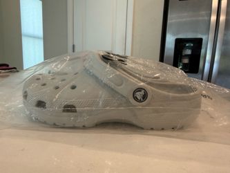 Crocs never used - men’s 6 women 8