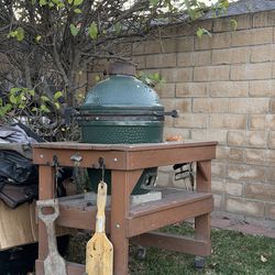 Big Green Egg – Medium w/ Custom Rolling Table