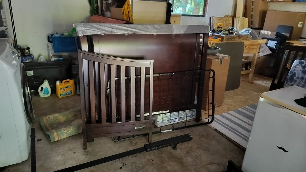 Convertible crib to bed