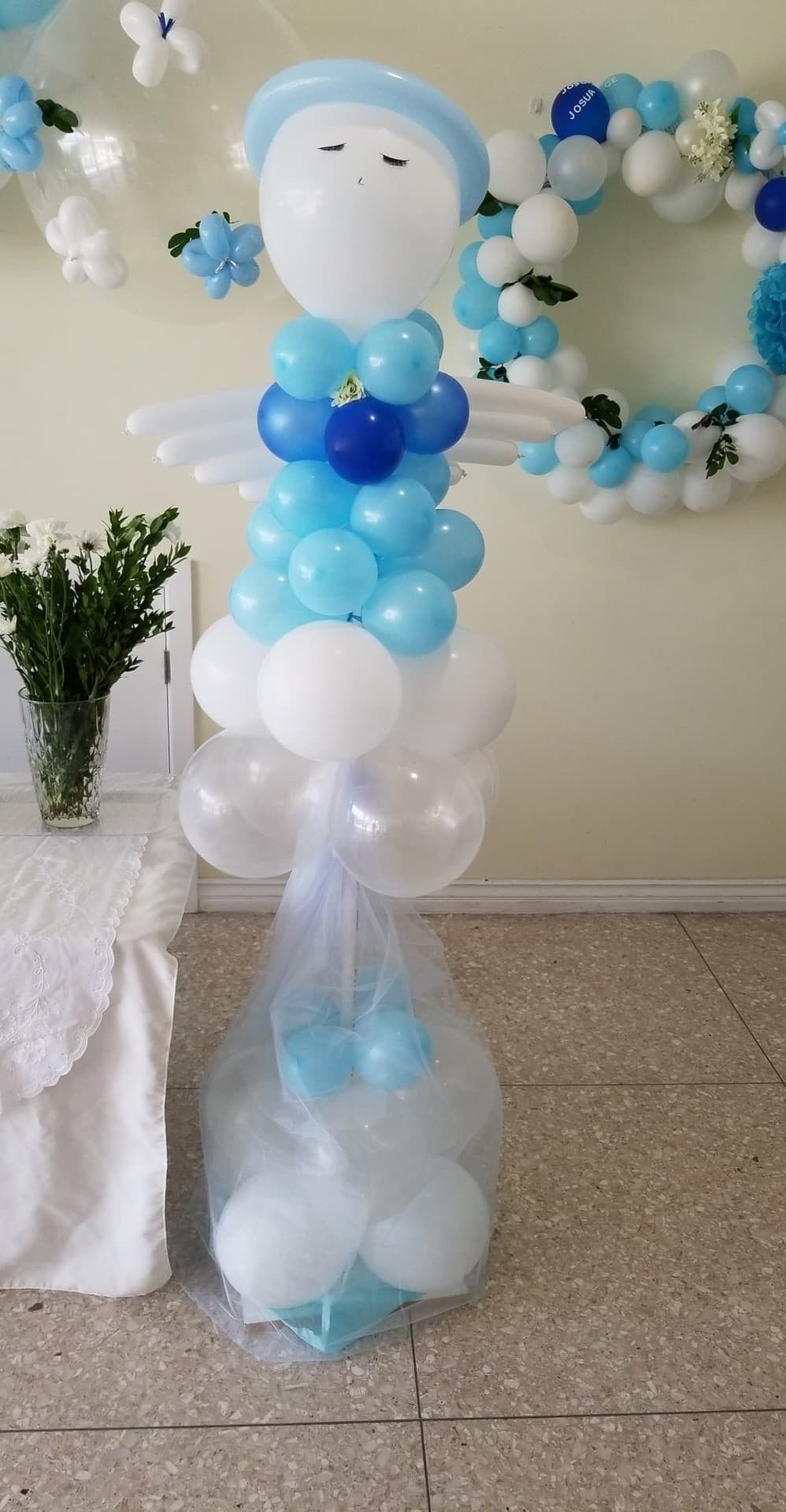 Ángel de globos para bautizo