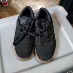 Nike SB Canvas Fashion Gym Shoes Size 5 Youth Excellent Condition Only Worn Twice