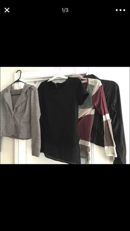 Women’s tops and sweaters ! Size M