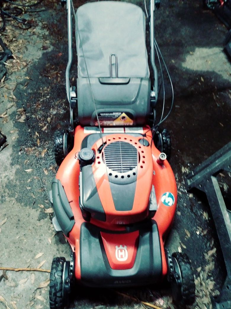 22in cut AWD Husqvarna self-propelled lawn mower